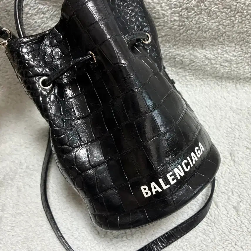 [SOLD OUT] (정품)발렌시아가 크로커 버킷백 블랙 638342