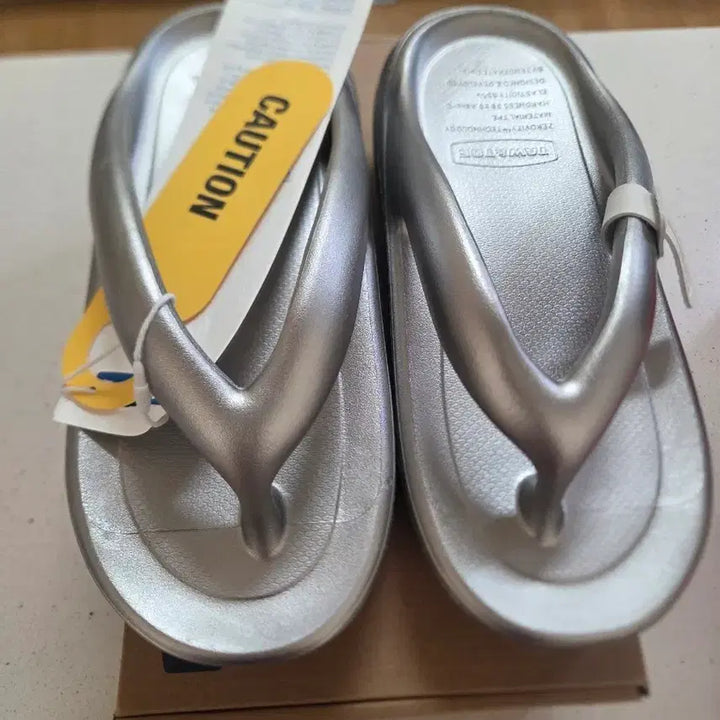 [BUNJANG] TAW&amp;TO Zerovity My Melody Silver Jjori Slippers / TAW&amp;TO 제로비티 마이멜로디 실버 쪼리 슬리퍼