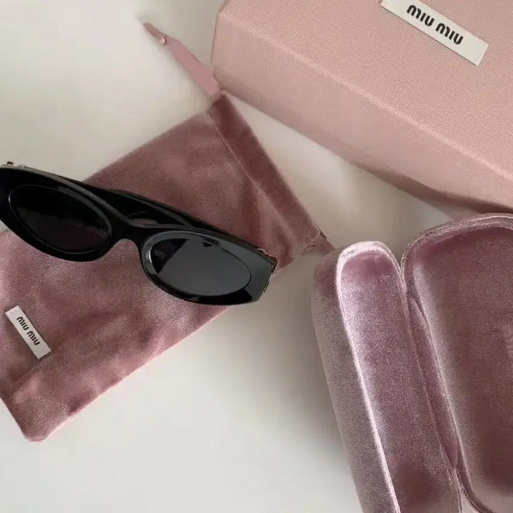 [BUNJANG] Miu Miu Black Oval Sunglasses / 미우 미우 트렌디한 블랙 타원형 선글라스