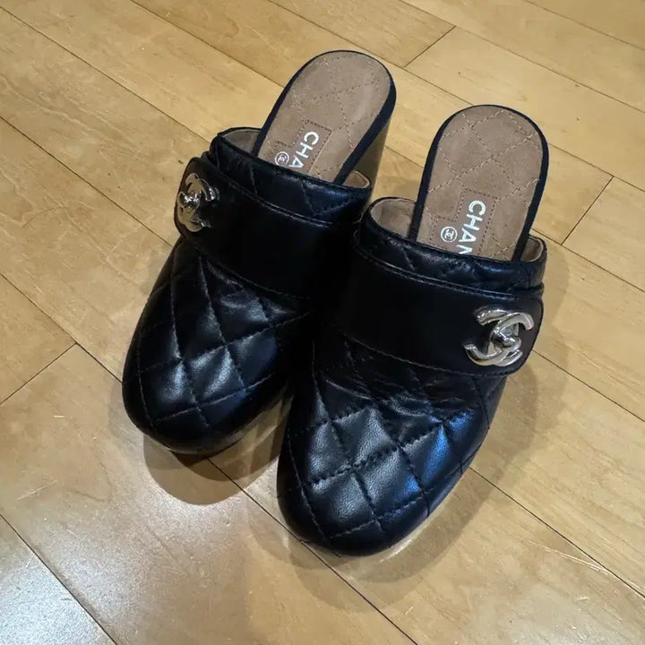 [BUNJANG] Chanel Quilted Mule Slippers Black Size 36 / 샤넬 블랙 퀄팅 슬리퍼