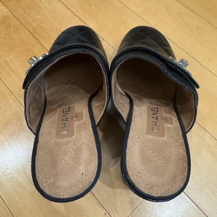 [BUNJANG] Chanel Quilted Mule Slippers Black Size 36 / 샤넬 블랙 퀄팅 슬리퍼