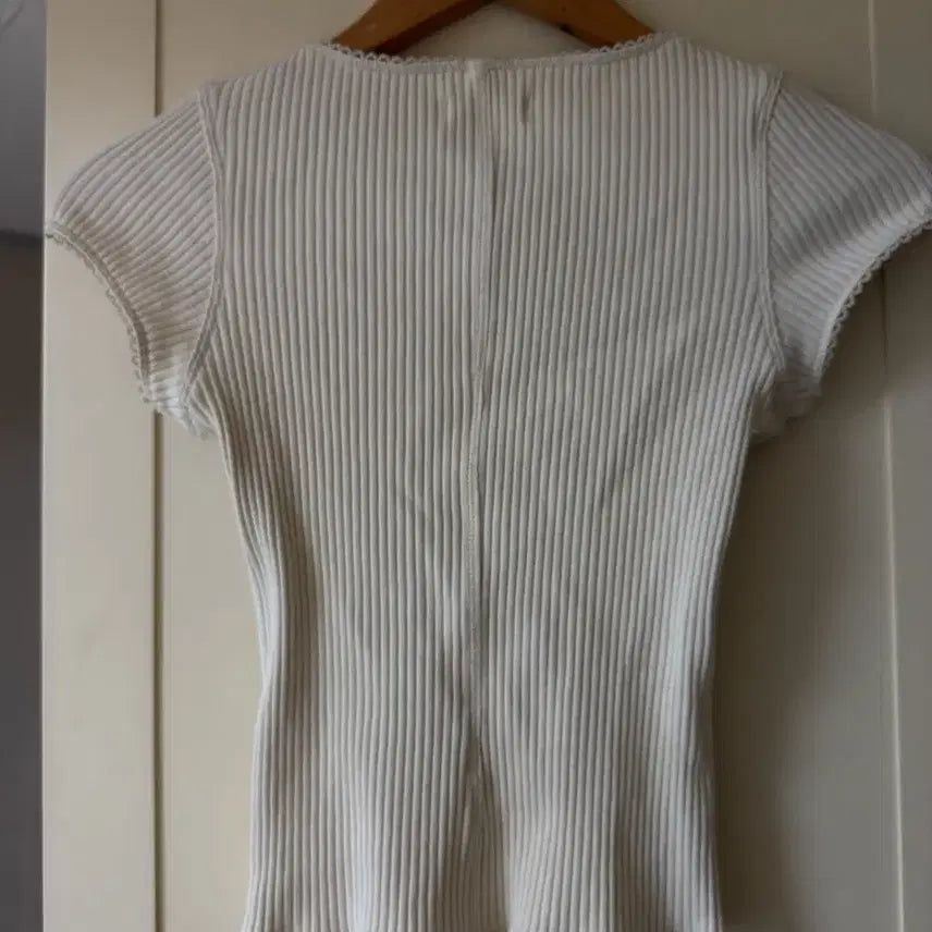 [BUNJANG] Prevail Ribbed T-Shirt with Button Detail / 프리베일 티셔츠