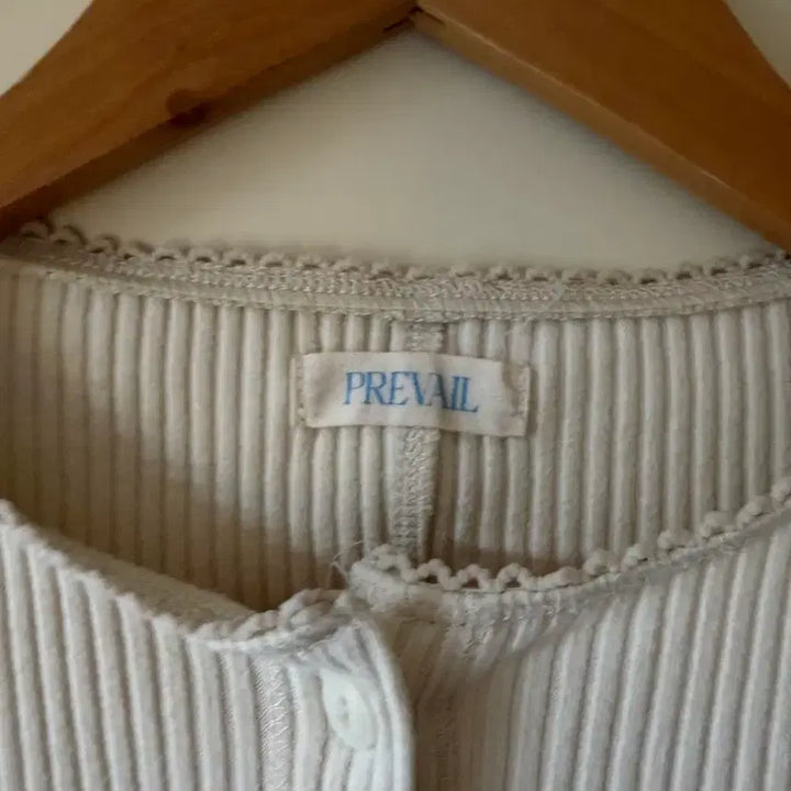 [BUNJANG] Prevail Ribbed T-Shirt with Button Detail / 프리베일 티셔츠