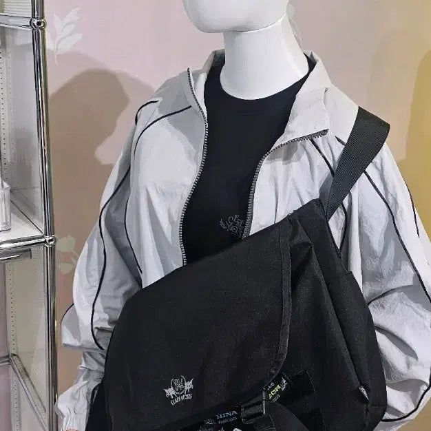 [BUNJANG] QWER Ceremony Crossbody Bag / qwer 세레머니 팝업 크로스백 미개종