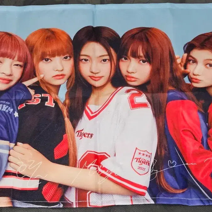 [BUNJANG] NewJeans Signed Fabric Poster / 뉴진스 싸인 패브릭포스터
