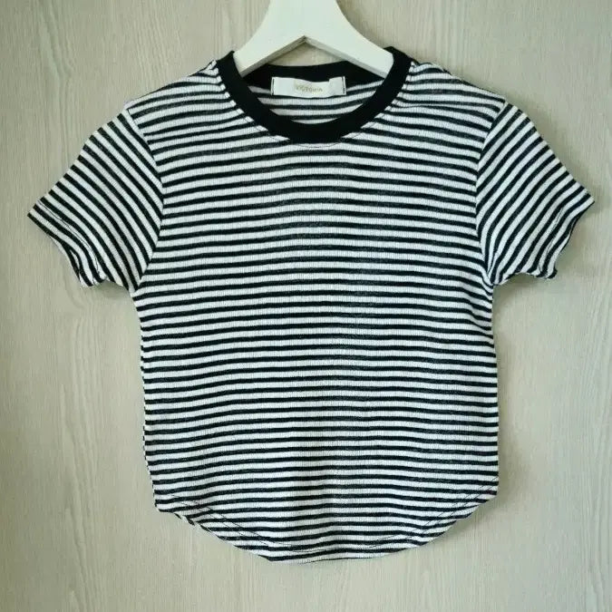 [SOLD OUT] 크롭 딱붙티 새상품
