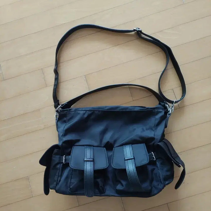 [BUNJANG] Mintiz Nylon Multi-Pocket Hobo Bag / 민티즈 나일론 멀티포켓 보부상 가방