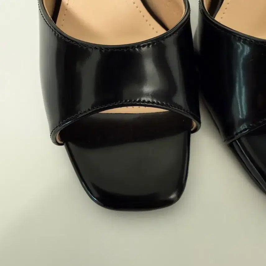 [BUNJANG] FORMEL CAMELE Black Enamel Strap Heeled Sandals 245 / FORMEL CAMELE 포멜 카멜레 블랙 샌들힐245
