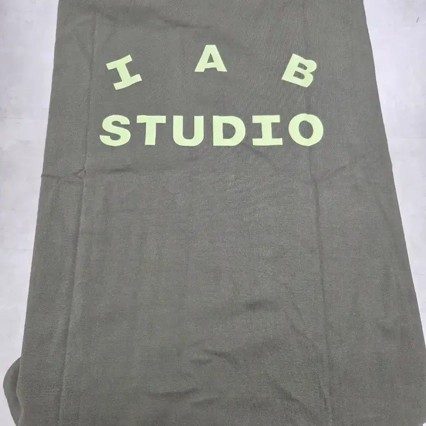[BUNJANG] IAB Studio Logo Graphic T-Shirt Khaki / IAB 스튜디오 티셔츠 카키색 새거