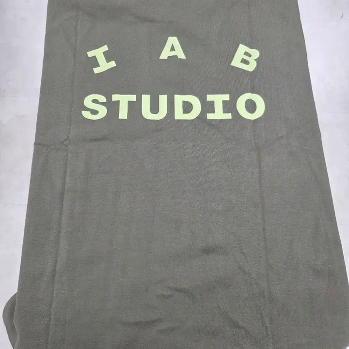 [BUNJANG] IAB Studio Logo Graphic T-Shirt Khaki / IAB 스튜디오 티셔츠 카키색 새거