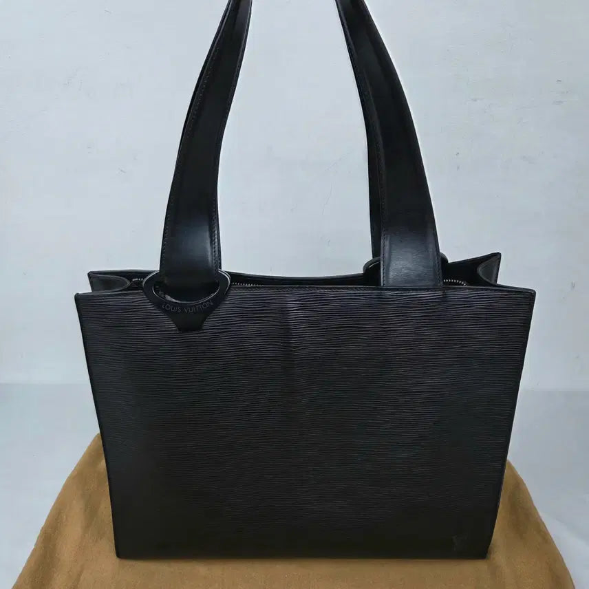 [BUNJANG] Louis Vuitton Epi Shoulder Bag Black / 루이비통 에삐 블랙 숄더백