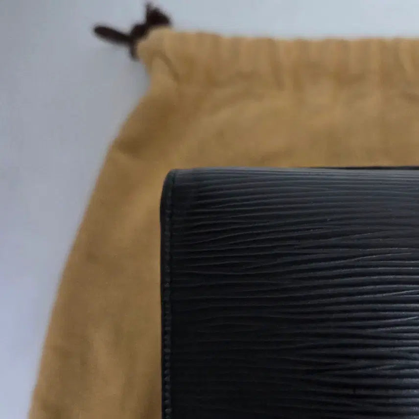 [BUNJANG] Louis Vuitton Epi Shoulder Bag Black / 루이비통 에삐 블랙 숄더백