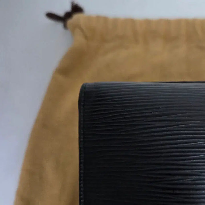 [BUNJANG] Louis Vuitton Epi Shoulder Bag Black / 루이비통 에삐 블랙 숄더백