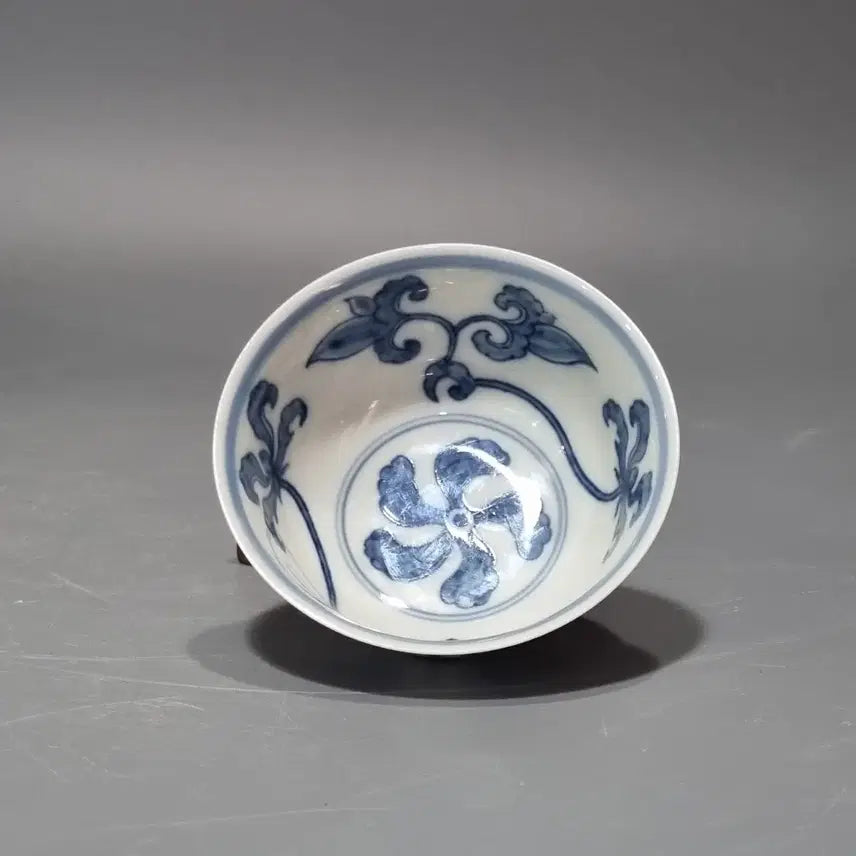 [BUNJANG] Ming Dynasty Chenghua Celadon Porcelain Bowl with Floral Motif / 대명성화년제 청화 절지초화문완. 지름9.4 높이 4.6