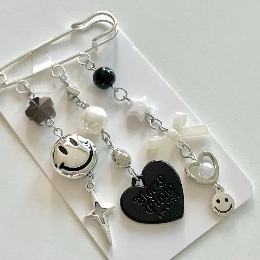 [BUNJANG] Y2K Black Heart Safety Pin Keychain / Y2K 스마일 블랙하트 옷핀 키링(가로5cm)