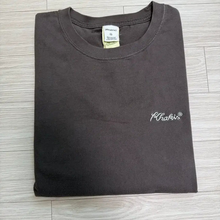 [BUNJANG] Kakis Script Logo Short Sleeve T-Shirt Dark Brown / 카키스 스크립트 로고 반팔티 다크 브라운