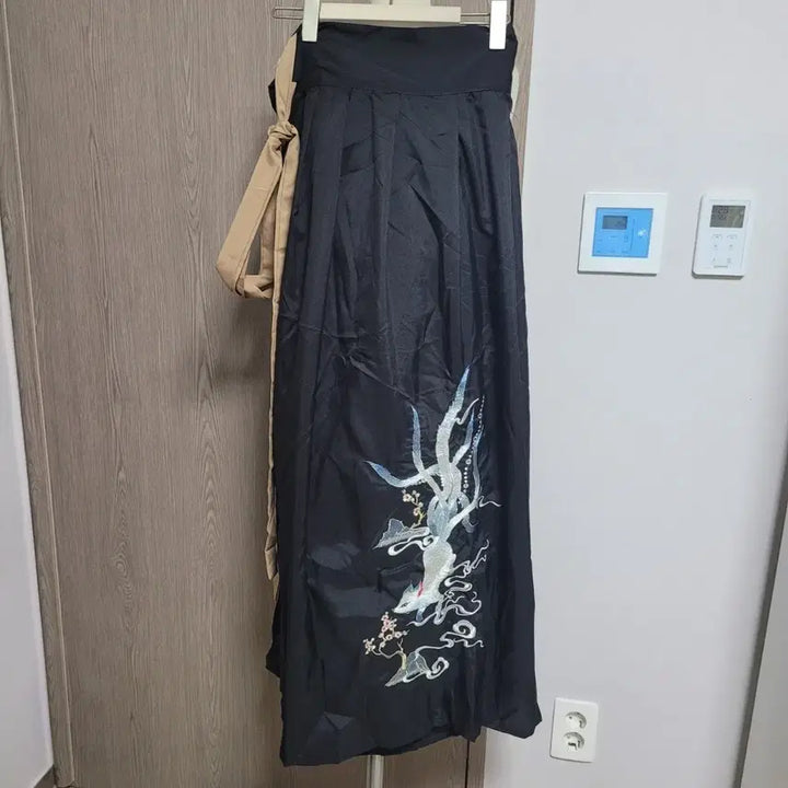 [BUNJANG] Embroidered Black Long Skirt (Korean Traditional Style) / 개량한복  자수 포인트 블랙 롱 스커트  ~77까지가능