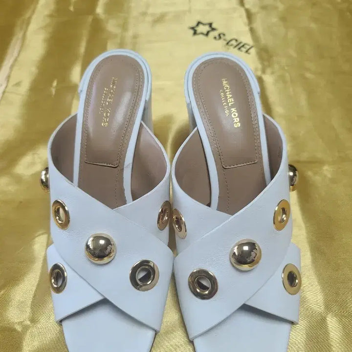 [BUNJANG] Michael Kors White Gold Embellished Mule Sandals / 마이클코어스 화이트 골드 장식 뮬 샌들:10센치