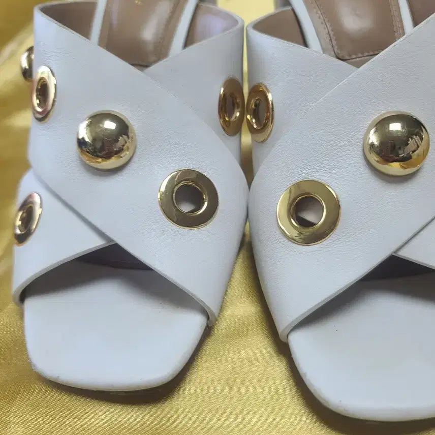 [BUNJANG] Michael Kors White Gold Embellished Mule Sandals / 마이클코어스 화이트 골드 장식 뮬 샌들:10센치