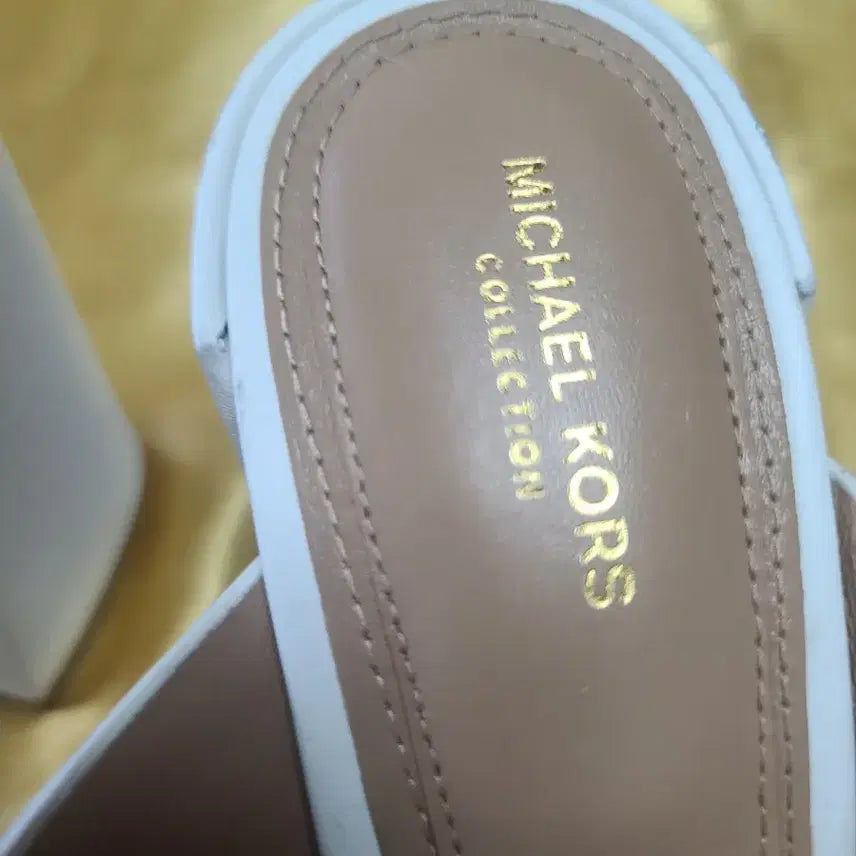 [BUNJANG] Michael Kors White Gold Embellished Mule Sandals / 마이클코어스 화이트 골드 장식 뮬 샌들:10센치