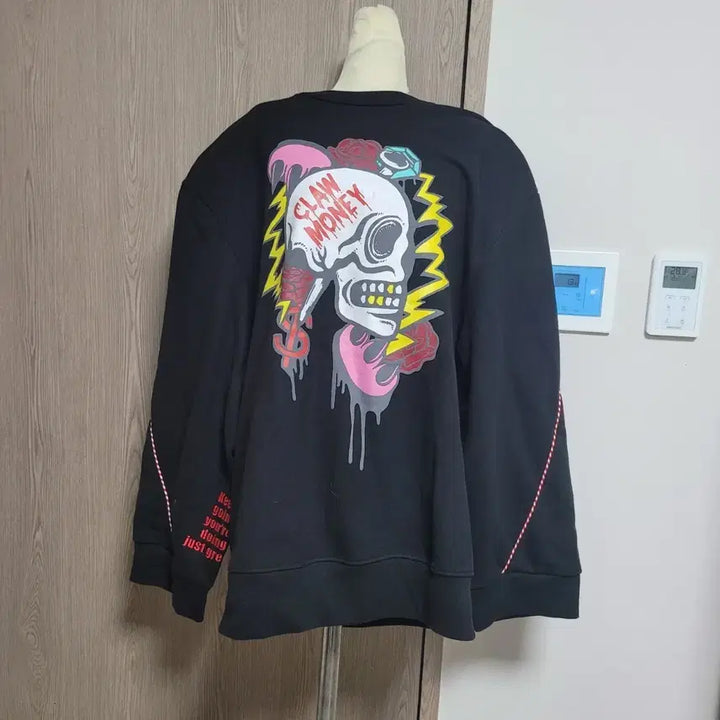 [BUNJANG] CLAM MONEY Skull Print Sweatshirt / CLAM MONEY 면+폴리에스터 블랙 스컬 프린팅 맨투맨