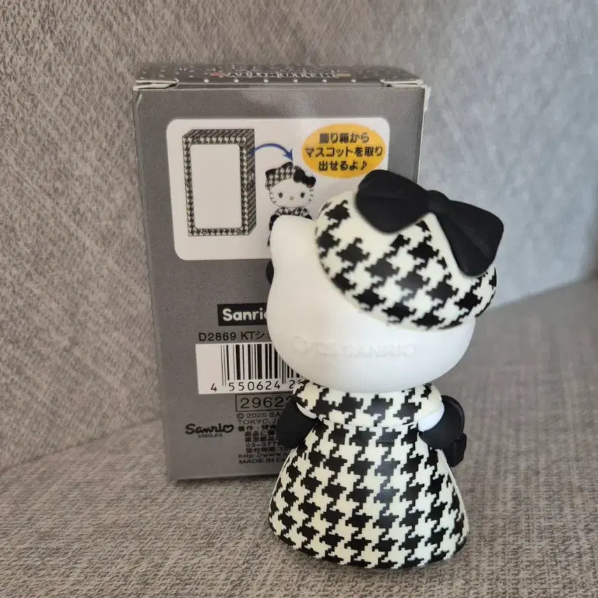 [BUNJANG] Sanrio Hello Kitty 51st Anniversary Closet Series Mascot Figure / 산리오 헬로키티 51주년 생일 클로젯 시리즈 마스코트 피규어