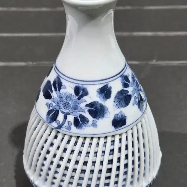 [BUNJANG] Blue-and-White Porcelain Openwork Ceramic Vase / 청화 백자 투각 도자기 화병