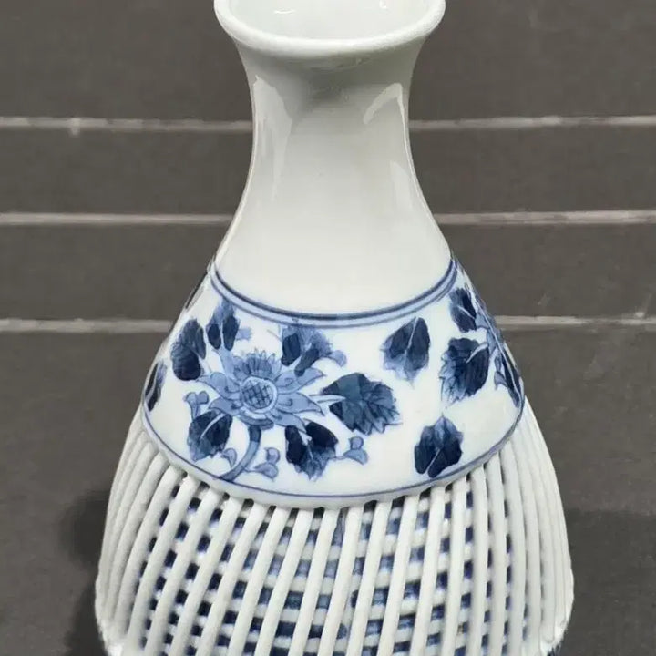 [BUNJANG] Blue-and-White Porcelain Openwork Ceramic Vase / 청화 백자 투각 도자기 화병