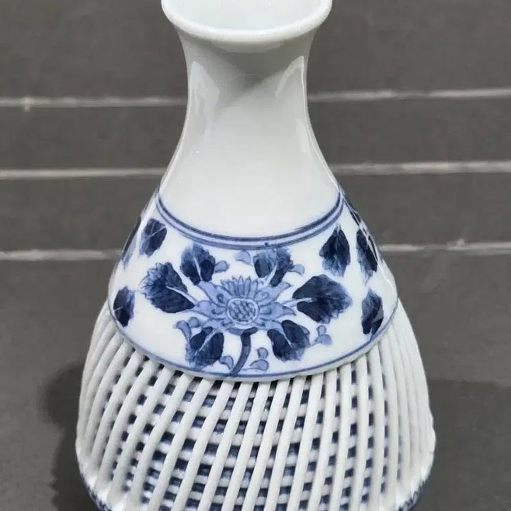 [BUNJANG] Blue-and-White Porcelain Openwork Ceramic Vase / 청화 백자 투각 도자기 화병