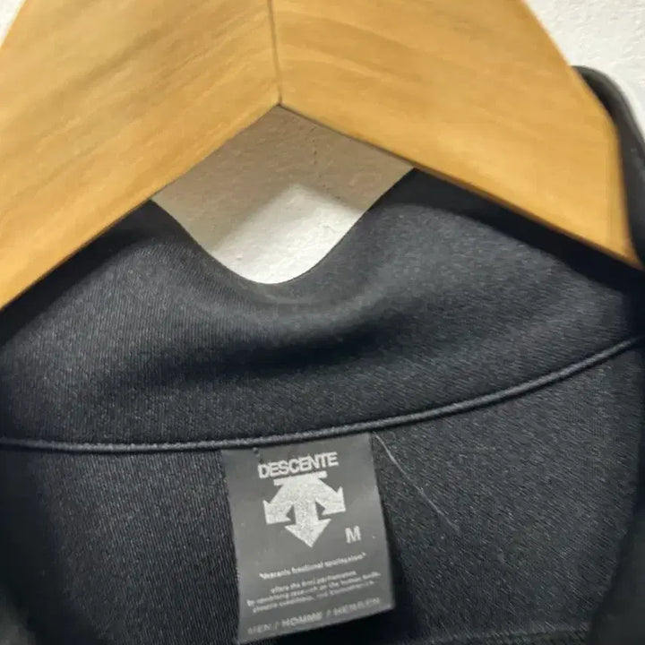 [BUNJANG] Descente Athletic Black Track Jacket Zip-Up (M) / 데상트 애슬레틱 블랙 트랙 자켓 M 집업
