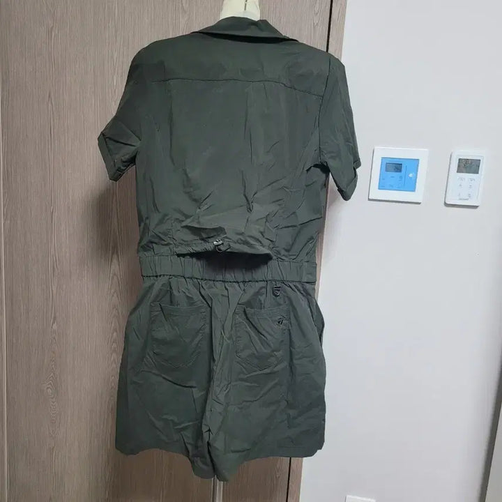[BUNJANG] TaylorMade Khaki Short Sleeve Jumpsuit Size S / 테일러 메이드  카키색 반팔 점프수트 S