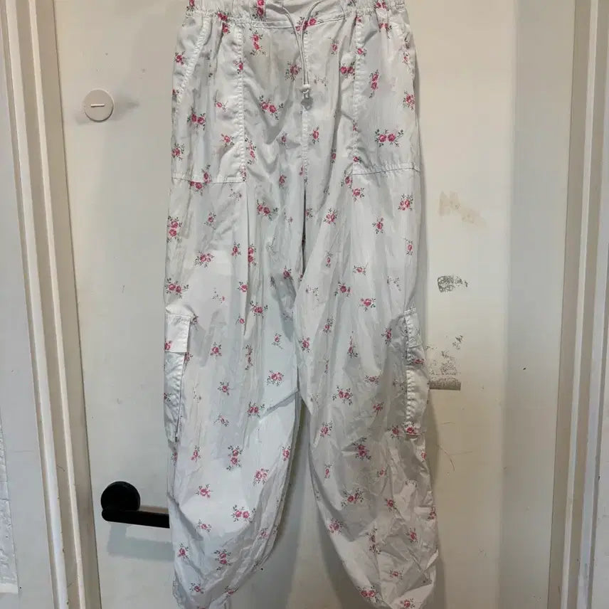 [BUNJANG] Wia Flower Cargo Pants / 위아 플라워 카고 팬츠