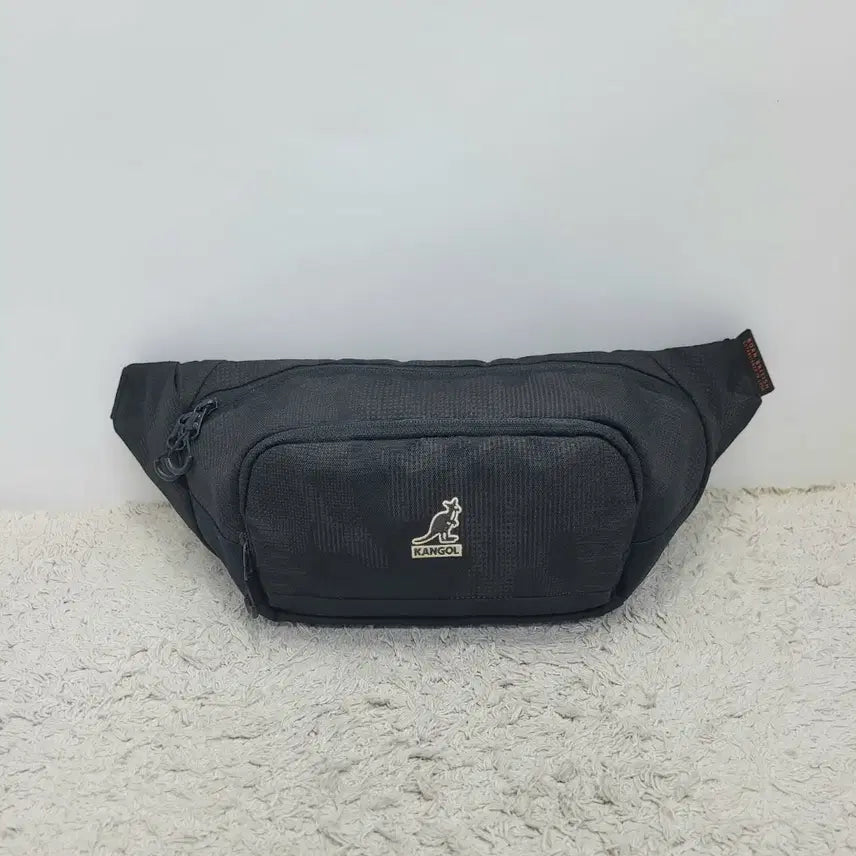 [BUNJANG] Kangol Sling Bag / 캉골 슬링백