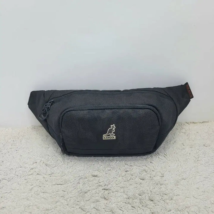 [BUNJANG] Kangol Sling Bag / 캉골 슬링백