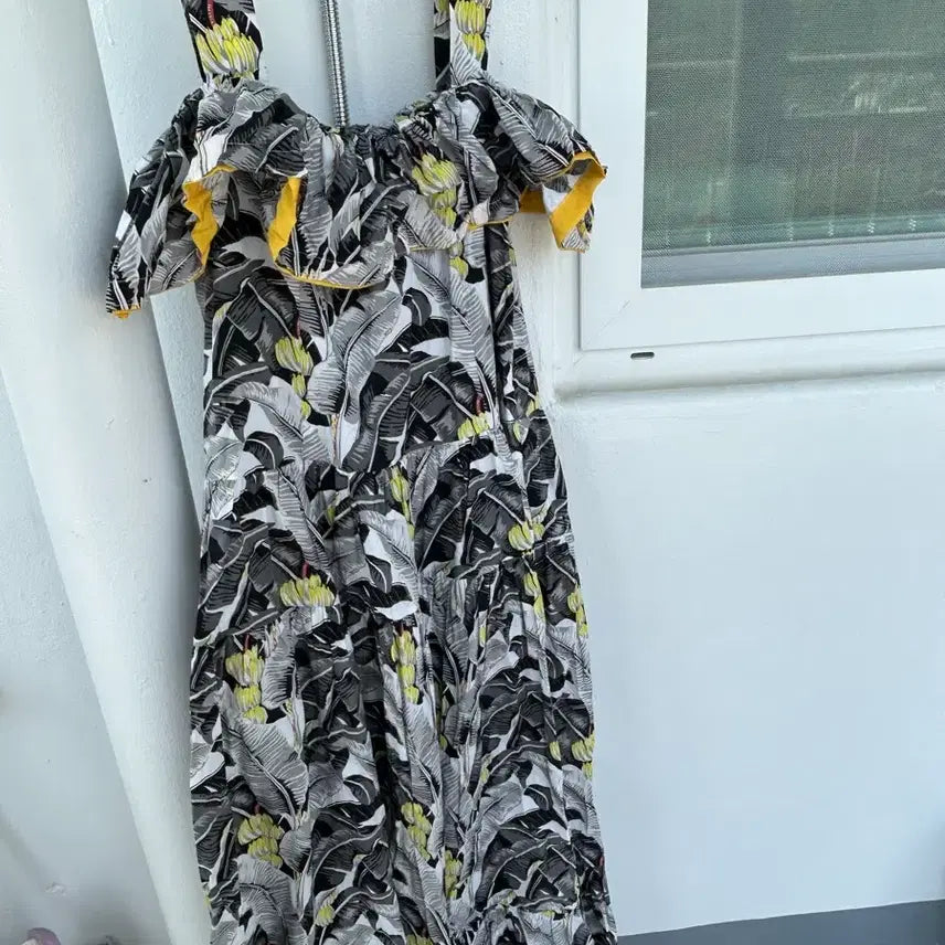 [BUNJANG] Yellow Leaf Pattern Off-Shoulder Long Dress / 옐로우 배색 나뭇잎 패턴 롱원피스 55-77