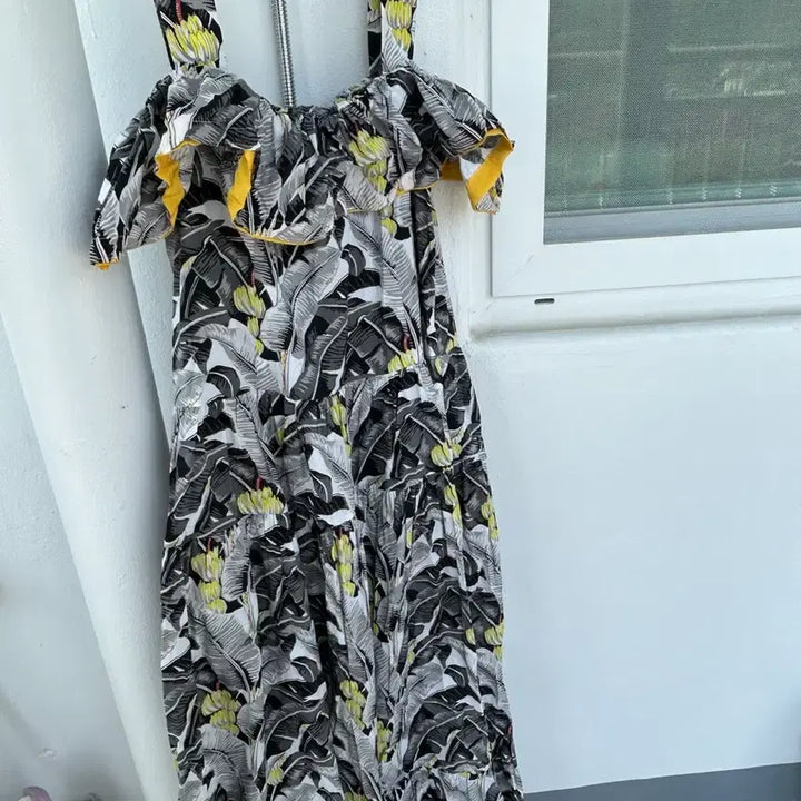 [BUNJANG] Yellow Leaf Pattern Off-Shoulder Long Dress / 옐로우 배색 나뭇잎 패턴 롱원피스 55-77