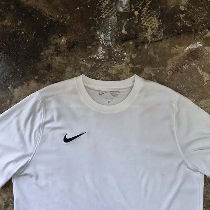 [BUNJANG] Nike Runningcore Swoosh Embroidered Logo Short Sleeve T-Shirt XL / XL) 나이키 런닝코어 스우시 자수로고 반팔티 반팔티셔츠