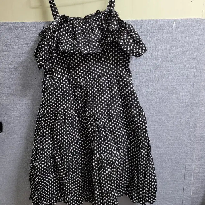 [BUNJANG] Black Polka Dot Off-the-Shoulder Dress / 검정색 물방울무늬 오프숄더 원피스