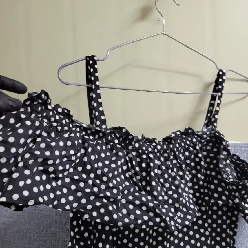[BUNJANG] Black Polka Dot Off-the-Shoulder Dress / 검정색 물방울무늬 오프숄더 원피스