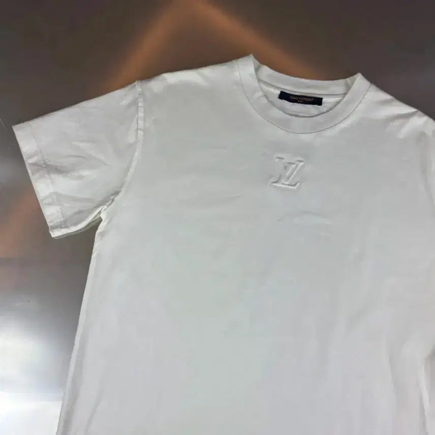 [BUNJANG] Louis Vuitton Embossed LV Logo Short Sleeve T-Shirt / 루이비통 엠보스 LV로고 반팔
