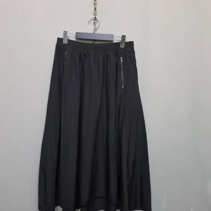 [BUNJANG] A-Line Long Skirt with Zipper Detail / 블랙 A라인 롱 스커트 지퍼 디테일