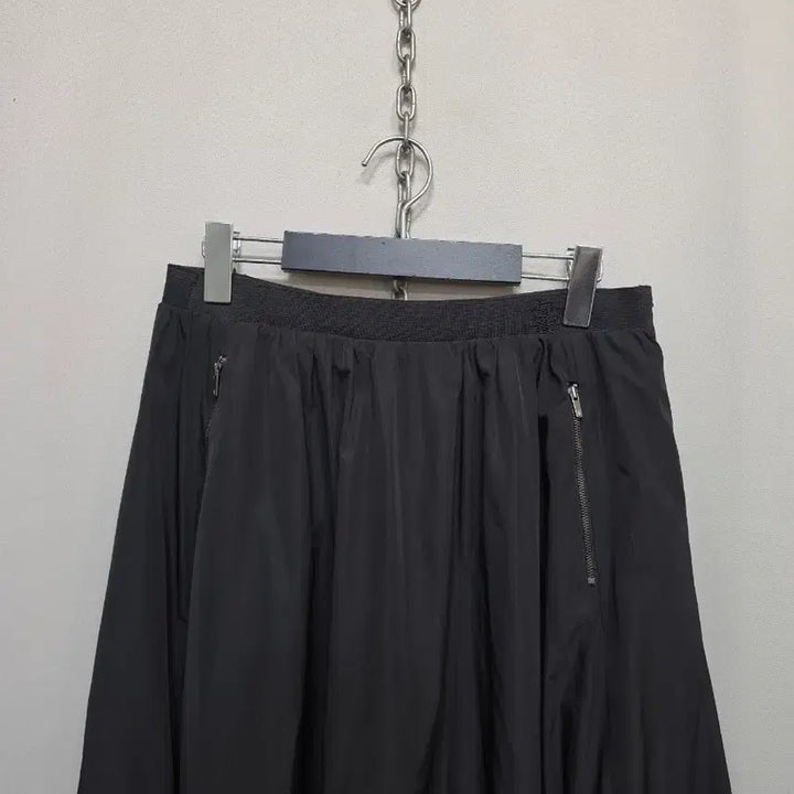 [BUNJANG] A-Line Long Skirt with Zipper Detail / 블랙 A라인 롱 스커트 지퍼 디테일