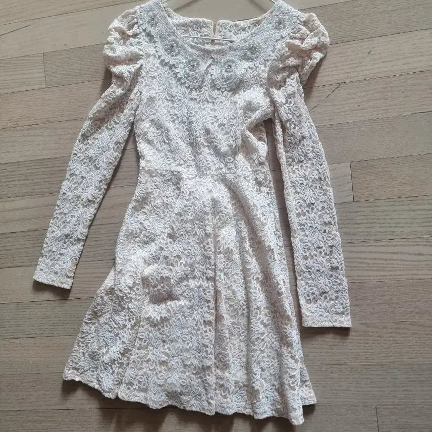 [BUNJANG] Lace Mini Dress with Pearl Embellishment / 레이스 원피스 장식