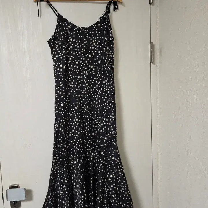 [BUNJANG] Star Pattern Satin Spaghetti Strap Maxi Dress / 별 패턴 끈나시 롱 원피스