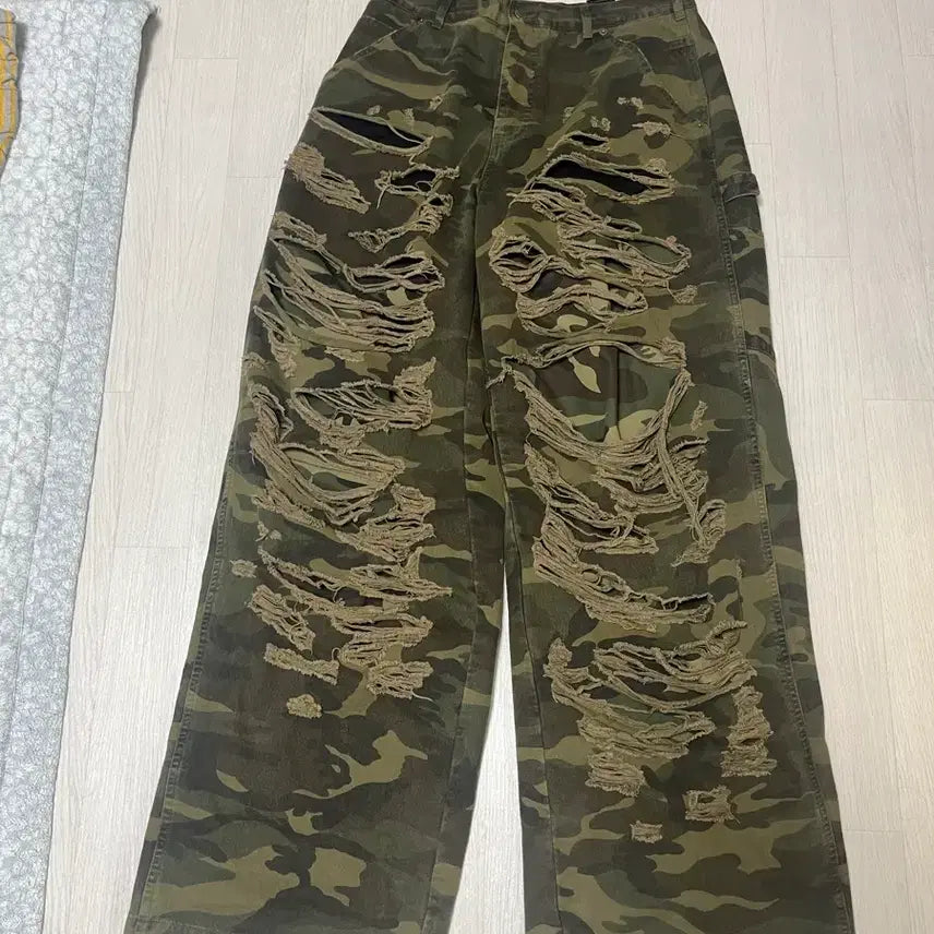 [BUNJANG] Emosutansclub Camo Distressed Pants Size 1 / 에모스탠스클럽 카모 디스트레스드 팬츠 1사이즈