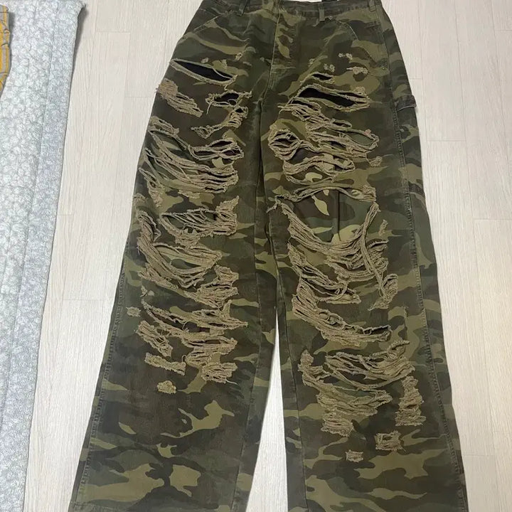 [BUNJANG] Emosutansclub Camo Distressed Pants Size 1 / 에모스탠스클럽 카모 디스트레스드 팬츠 1사이즈