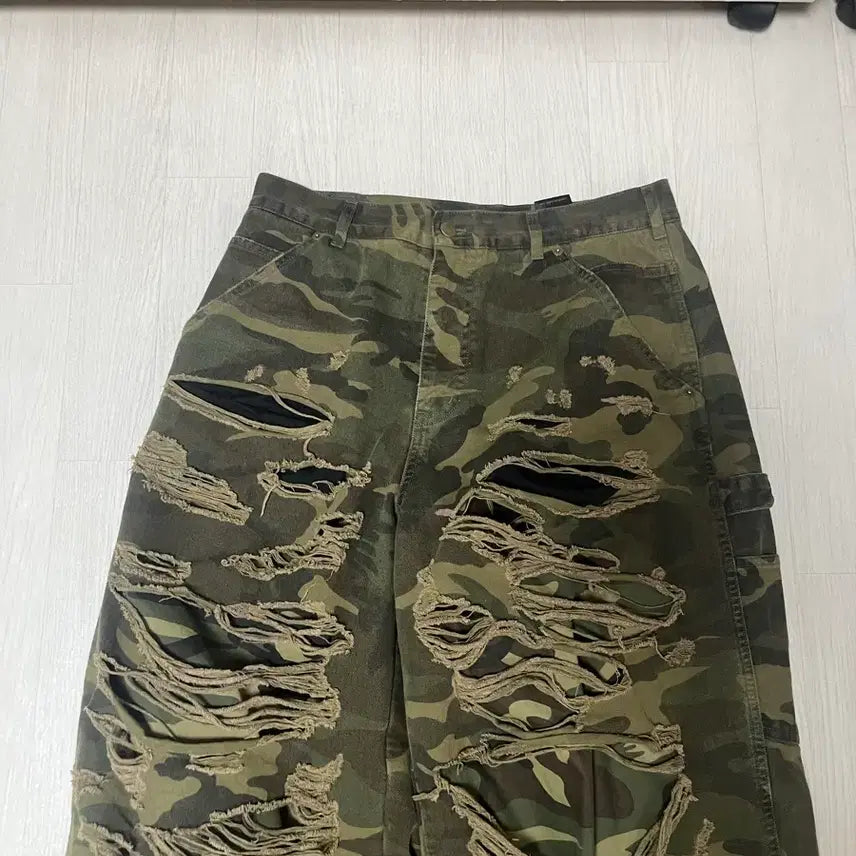 [BUNJANG] Emosutansclub Camo Distressed Pants Size 1 / 에모스탠스클럽 카모 디스트레스드 팬츠 1사이즈