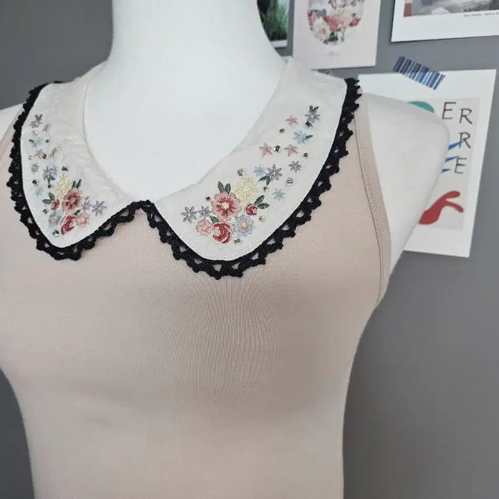[BUNJANG] Olive des Olive Embroidered Collar Sleeveless Top / 올리브 데 올리브 자수 카라 나시 OLIVE des OLIVE