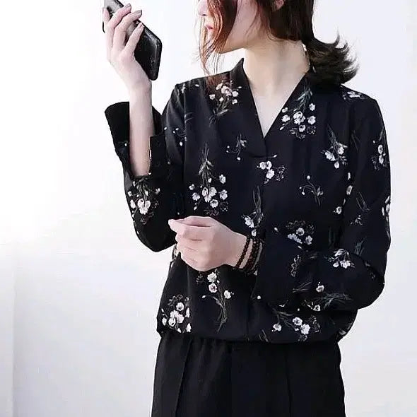 [BUNJANG] Flower V-Neck Asymmetrical Fit Long-Sleeve Blouse / 플라워 브이넥 언발핏 긴팔 블라우스