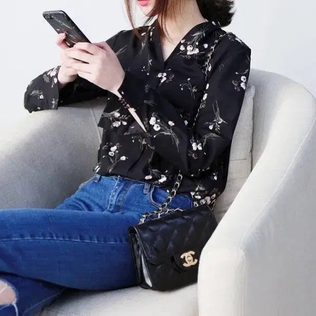[BUNJANG] Flower V-Neck Asymmetrical Fit Long-Sleeve Blouse / 플라워 브이넥 언발핏 긴팔 블라우스